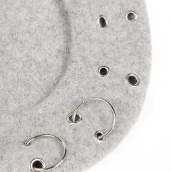 Béret du XVIIe siècle - capuchon avec anneaux d'argent