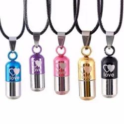 LOVE - pendentif en forme de capsule - collier