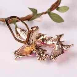 Doubles papillons - une broche élégante en cristal