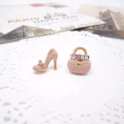 Sac en cristal & chaussure - boucles d'oreilles asymétriques
