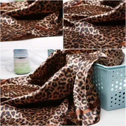 Elegant square scarf with leopard print - silkScarves