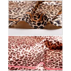 Elegant square scarf with leopard print - silkScarves