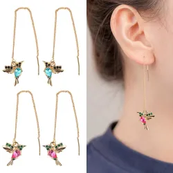 Boucles d'oreilles longues élégantes avec des oiseaux de cristal