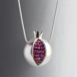 Collier tendance avec fruit grenade