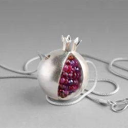 Collier tendance avec fruit grenade