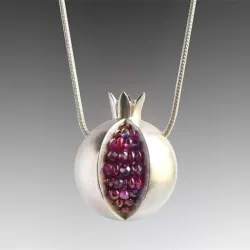 Collier tendance avec fruit grenade