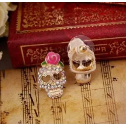 Crâne en cristal avec rose - petites boucles d'oreilles