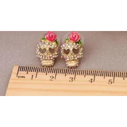 Crâne en cristal avec rose - petites boucles d'oreilles