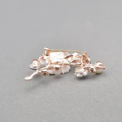 Shell with pearl flower brooche - delightful cyrstal sparkling in the sun