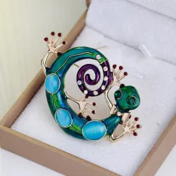 Enamel brooch for women - gecko / lizard