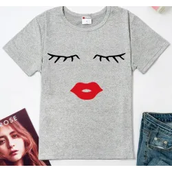 T-shirt tendance à manches courtes - cils / lèvres rouges