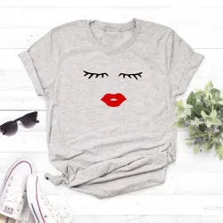 T-shirt tendance à manches courtes - cils / lèvres rouges