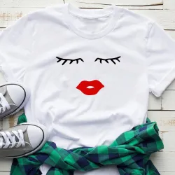 T-shirt tendance à manches courtes - cils / lèvres rouges