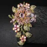 Broche élégante avec de grandes fleurs en cristal