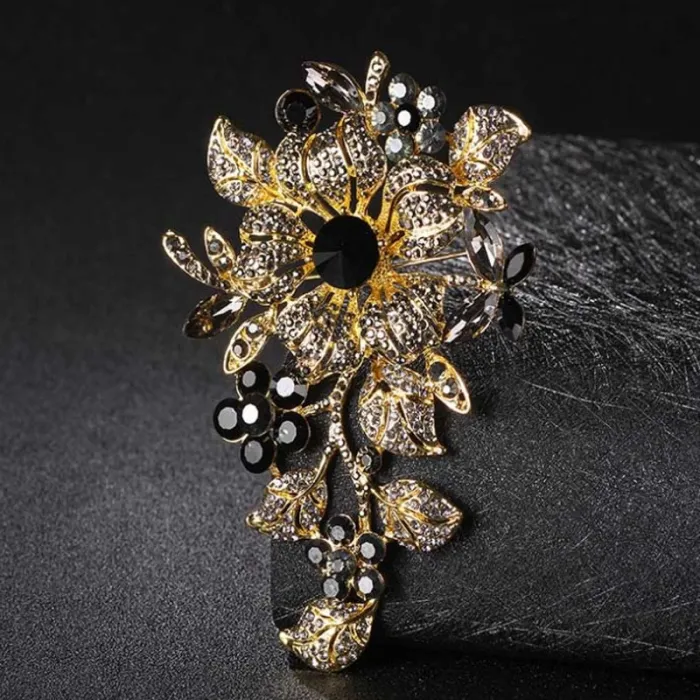 Broche élégante avec de grandes fleurs en cristal