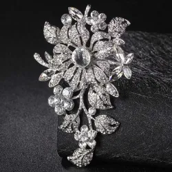 Broche élégante avec de grandes fleurs en cristal
