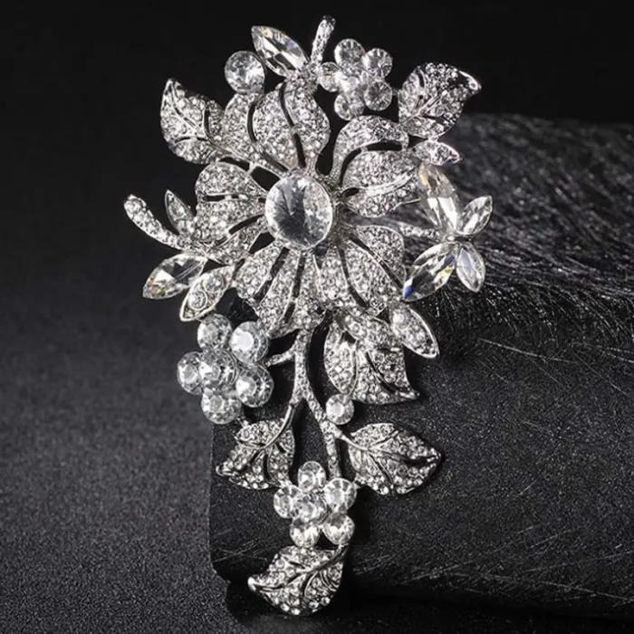Broche élégante avec de grandes fleurs en cristal