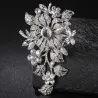 Broche élégante avec de grandes fleurs en cristal