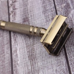 Manual razor - double-sided - long non-slip handle - quick blade replacement - brass