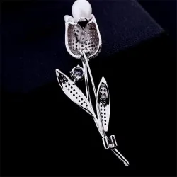 Luxurious white crystal brooch with rose / pearl
