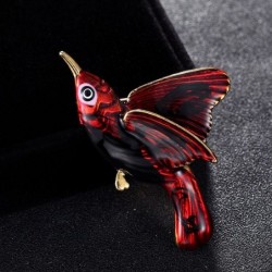 Elegant brooch with a small bird