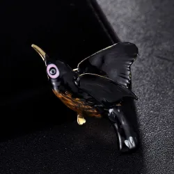 Elegant brooch with a small bird