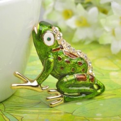 Elegant brooch with a green crystal frog