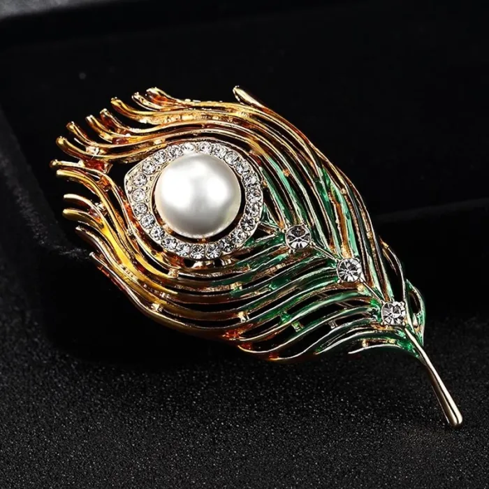 Trendy brooch with feather / pearl / crystals
