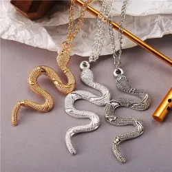 Collier élégant avec un pendentif serpent