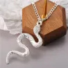 Collier élégant avec un pendentif serpent