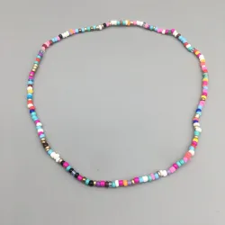 Collier court classique - avec perles colorées - fil élastique