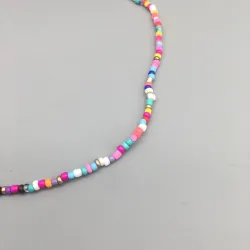 Collier court classique - avec perles colorées - fil élastique