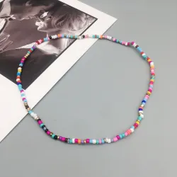 Collier court classique - avec perles colorées - fil élastique