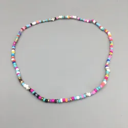 Collier court classique - avec perles colorées - fil élastique
