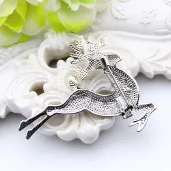 Broche tendance avec cerf en cristal noir