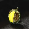 Broche élégante aux fruits de litchi