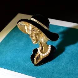 Broche en or à la mode - femme avec chapeau noir avec perles / cristaux