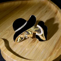 Broche en or à la mode - femme avec chapeau noir avec perles / cristaux