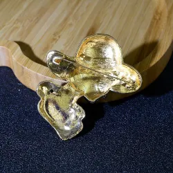 Broche en or à la mode - femme avec chapeau noir avec perles / cristaux