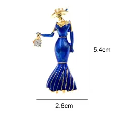 Broche à la mode - une femme vêtue d'une robe bleue avec un sac à main en cristal
