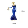 Broche à la mode - une femme vêtue d'une robe bleue avec un sac à main en cristal