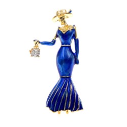 Broche à la mode - une femme vêtue d'une robe bleue avec un sac à main en cristal