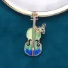 Broche élégante avec guitare et papillon en cristal
