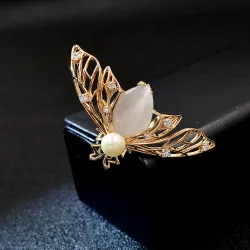Broche en or à la mode - avec abeille perlée et cristaux