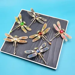 Broche élégante - grande libellule en cristal