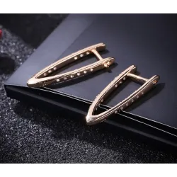 Boucles d'oreilles à la mode en forme de V - avec zircone cubique