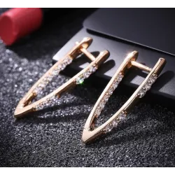 Boucles d'oreilles à la mode en forme de V - avec zircone cubique