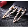 Boucles d'oreilles à la mode en forme de V - avec zircone cubique