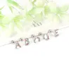Petites boucles d'oreilles puces élégantes - avec strass colorés - lettres de l'alphabet