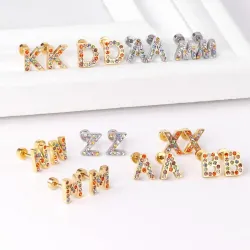Petites boucles d'oreilles puces élégantes - avec strass colorés - lettres de l'alphabet